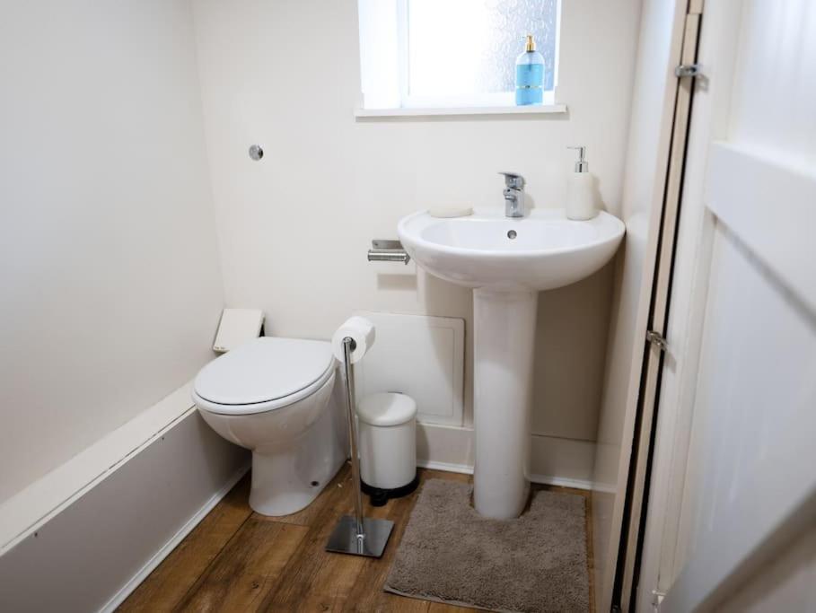 Charming Cottage Getaway In Altrincham Eksteriør bilde