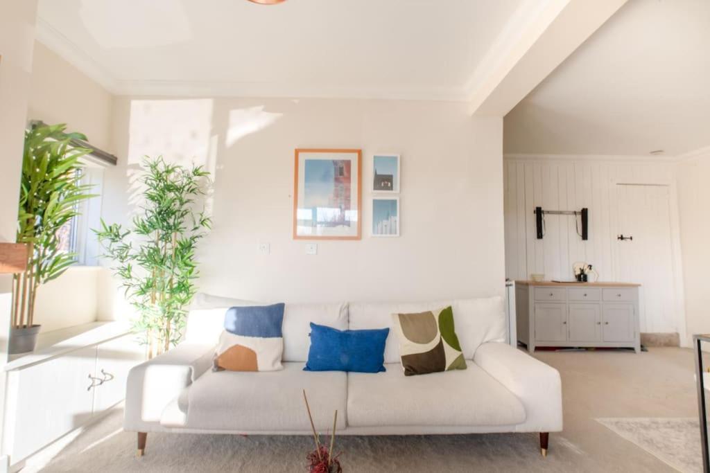 Charming Cottage Getaway In Altrincham Eksteriør bilde