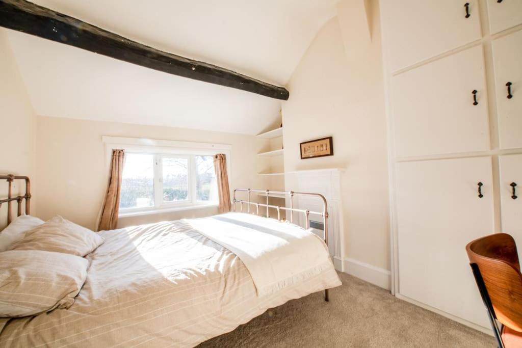 Charming Cottage Getaway In Altrincham Eksteriør bilde