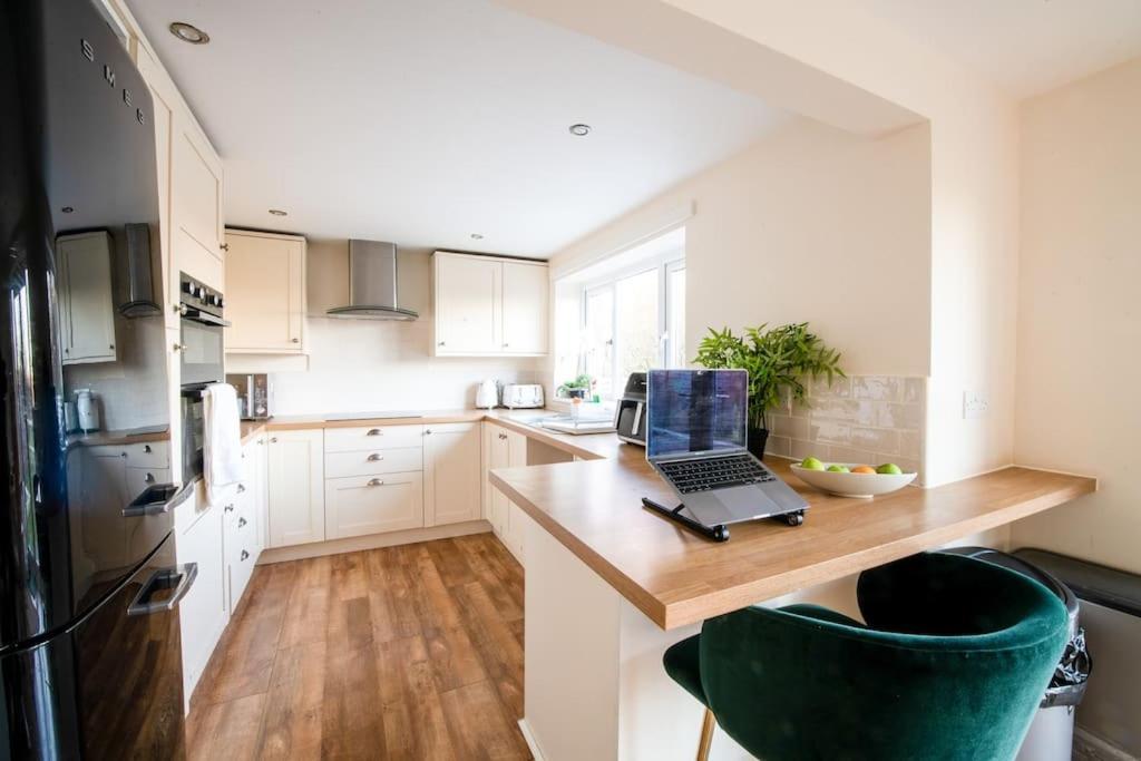 Charming Cottage Getaway In Altrincham Eksteriør bilde