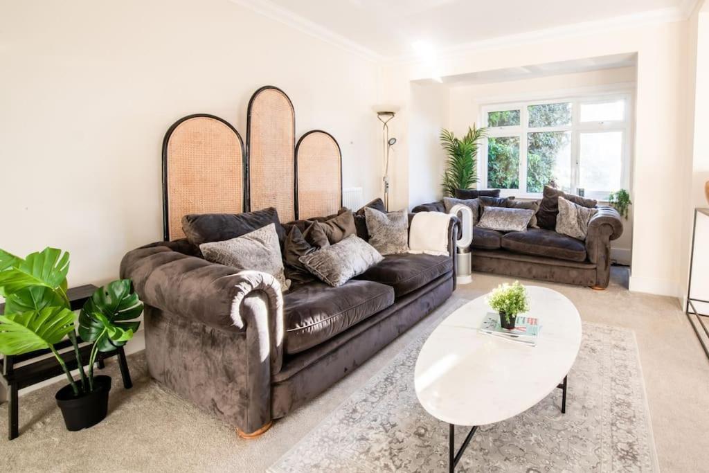 Charming Cottage Getaway In Altrincham Eksteriør bilde
