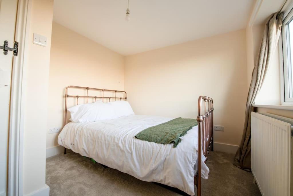 Charming Cottage Getaway In Altrincham Eksteriør bilde
