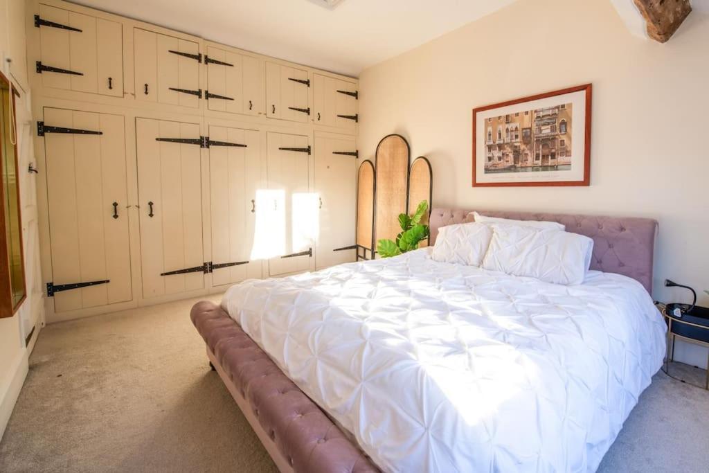 Charming Cottage Getaway In Altrincham Eksteriør bilde