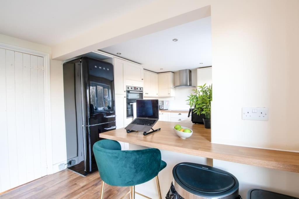 Charming Cottage Getaway In Altrincham Eksteriør bilde