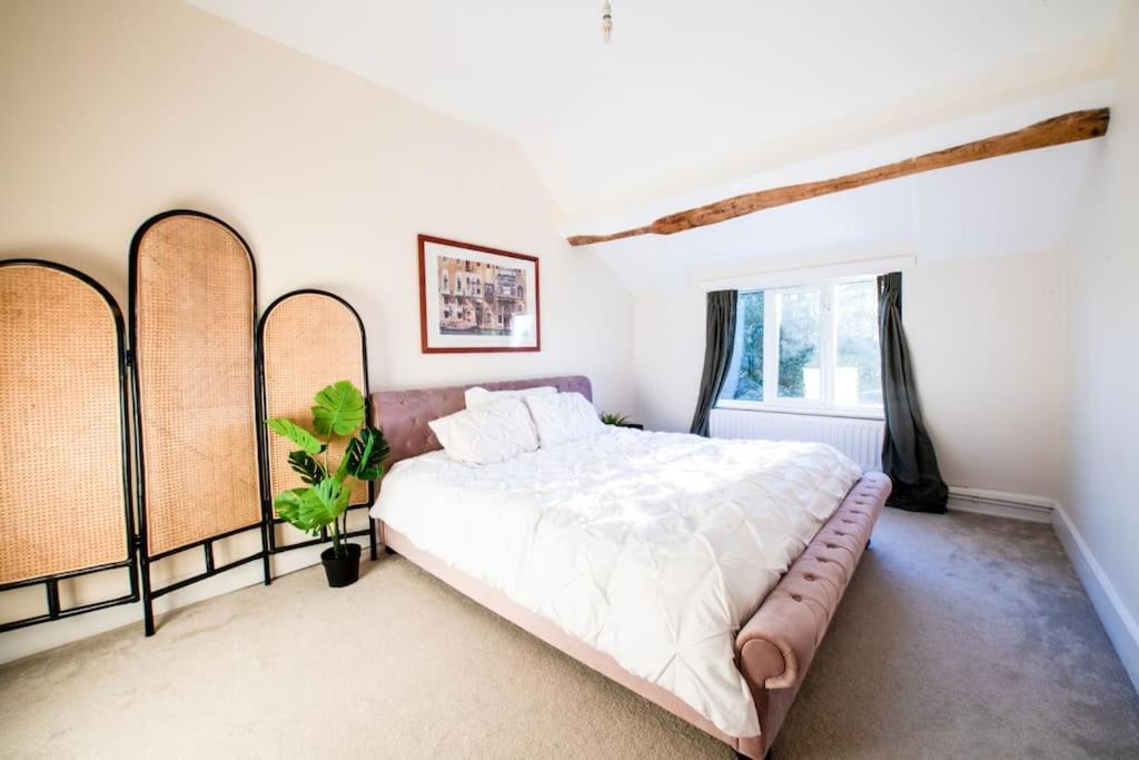 Charming Cottage Getaway In Altrincham Eksteriør bilde