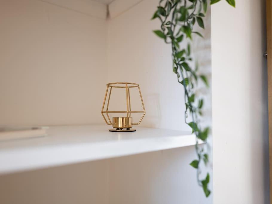 Charming Cottage Getaway In Altrincham Eksteriør bilde