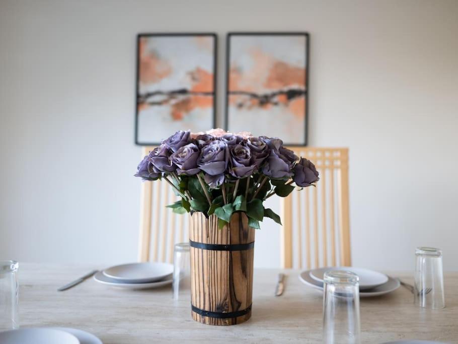 Charming Cottage Getaway In Altrincham Eksteriør bilde