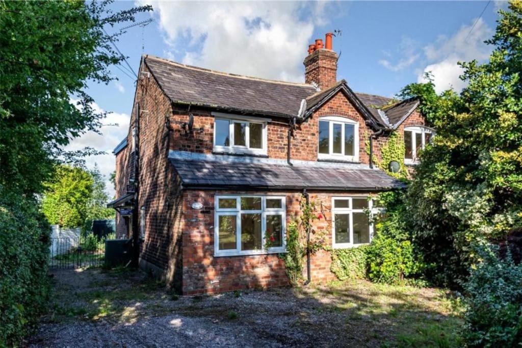 Charming Cottage Getaway In Altrincham Eksteriør bilde