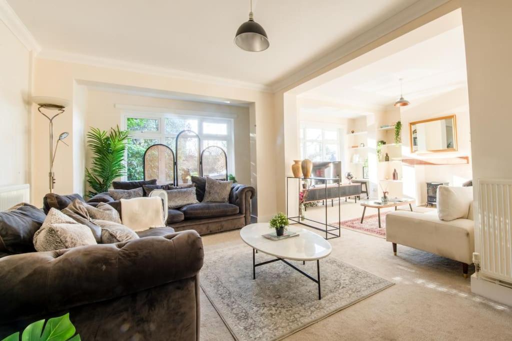 Charming Cottage Getaway In Altrincham Eksteriør bilde