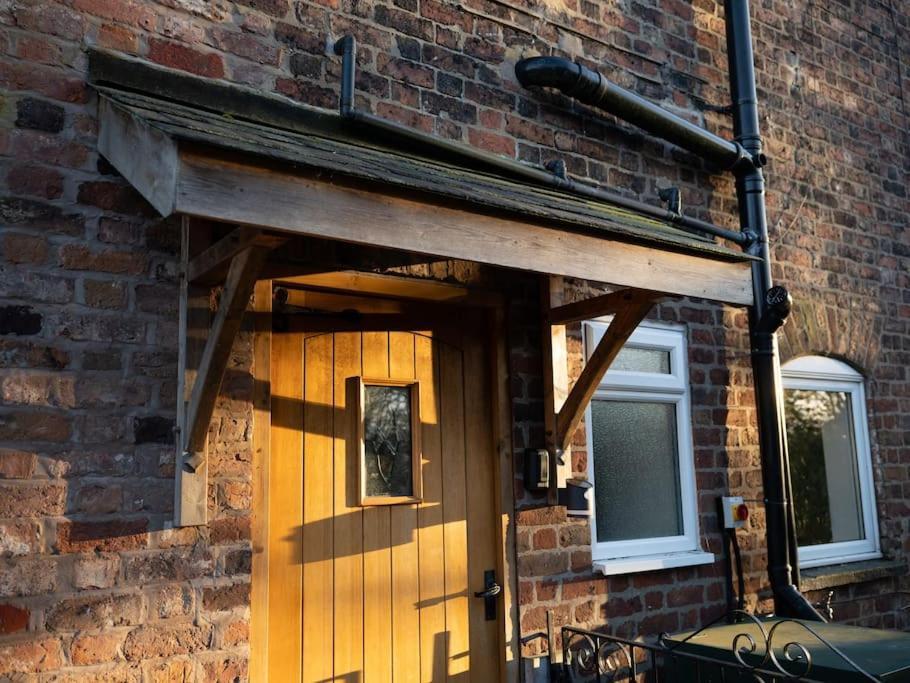 Charming Cottage Getaway In Altrincham Eksteriør bilde