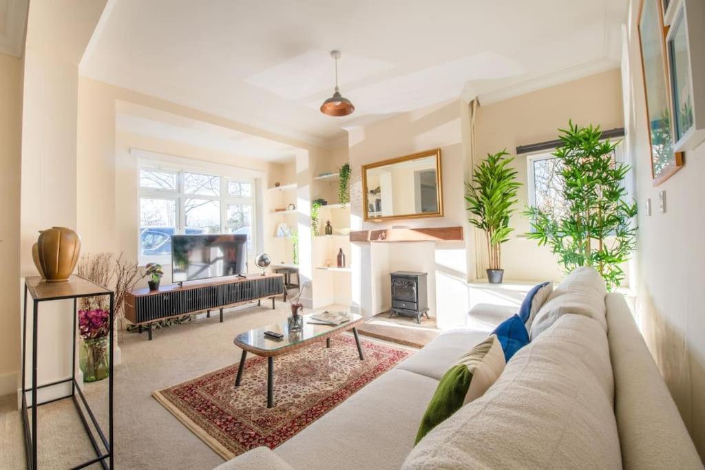 Charming Cottage Getaway In Altrincham Eksteriør bilde