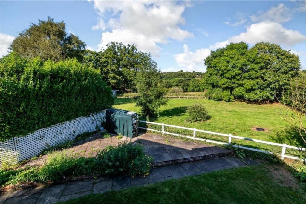 Charming Cottage Getaway In Altrincham Eksteriør bilde